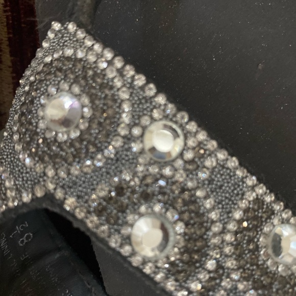 Yellow Box grey flip flops with rhinestone straps. Size 8.5 leather upper - Picture 2 of 7